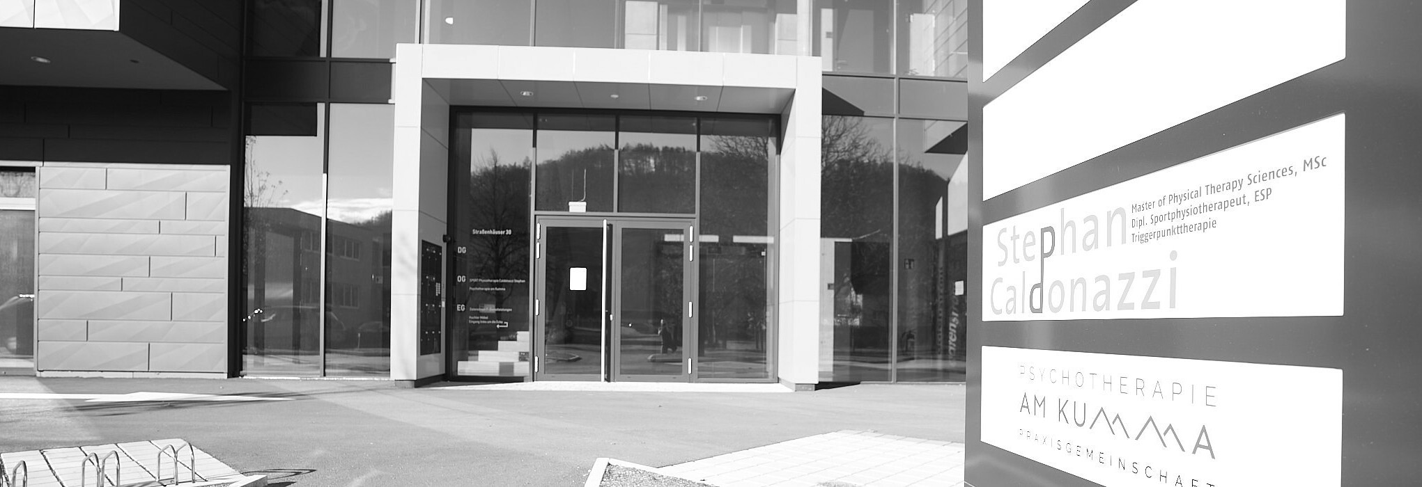 Barrierefrei direkt neben Eingang Eingang mit Lift in 1. OG